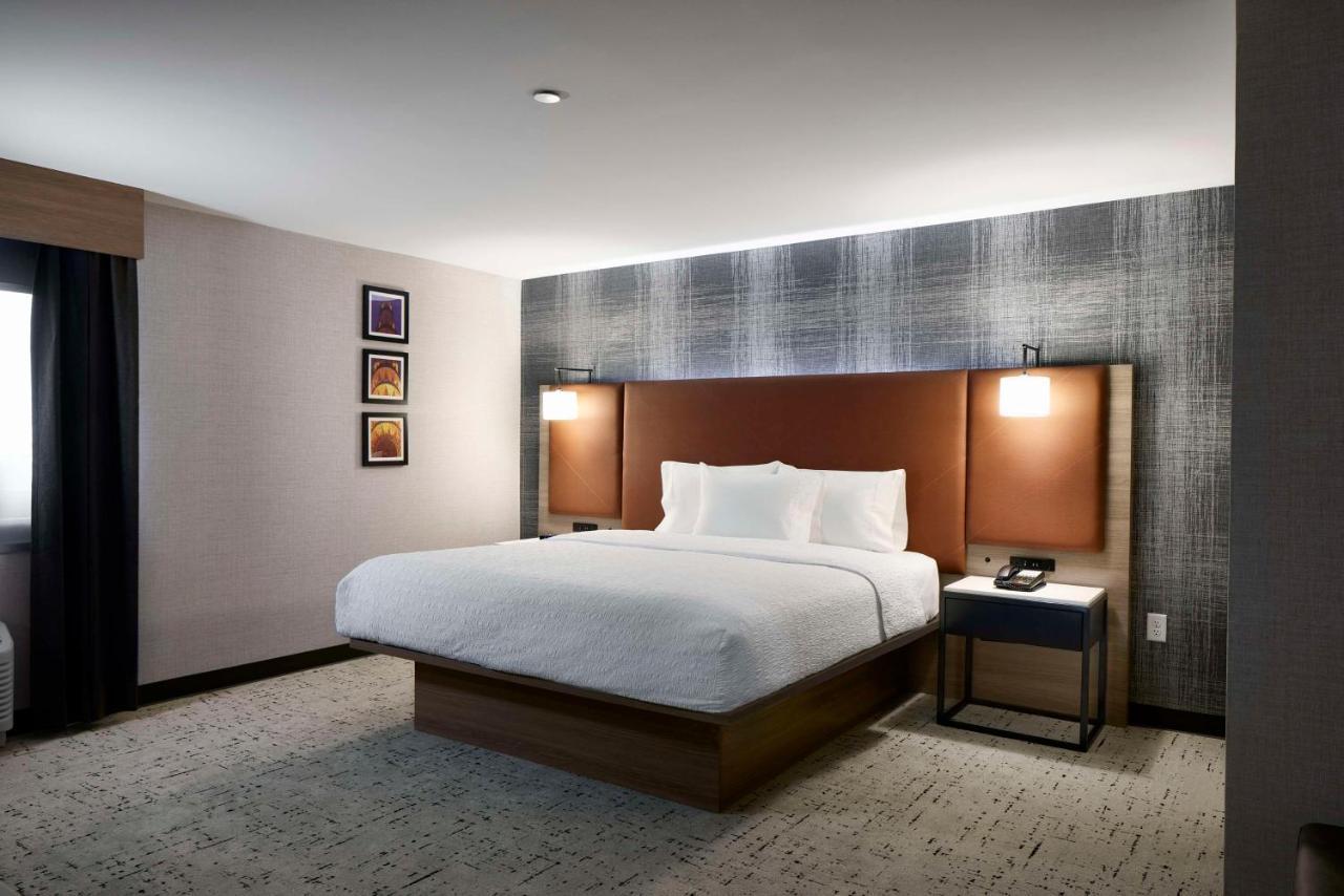 Hampton Inn Newark Airport Eksteriør billede